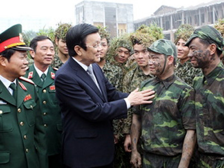 Chủ[-]tịch[-]nước[-]Trương[-]Tấn[-]Sang[-]thăm[-]hỏi,[-]động[-]viên[-]cán[-]bộ,[-]chiến[-]sỹ[-]Đoàn[-]đặc[-]công[-]1